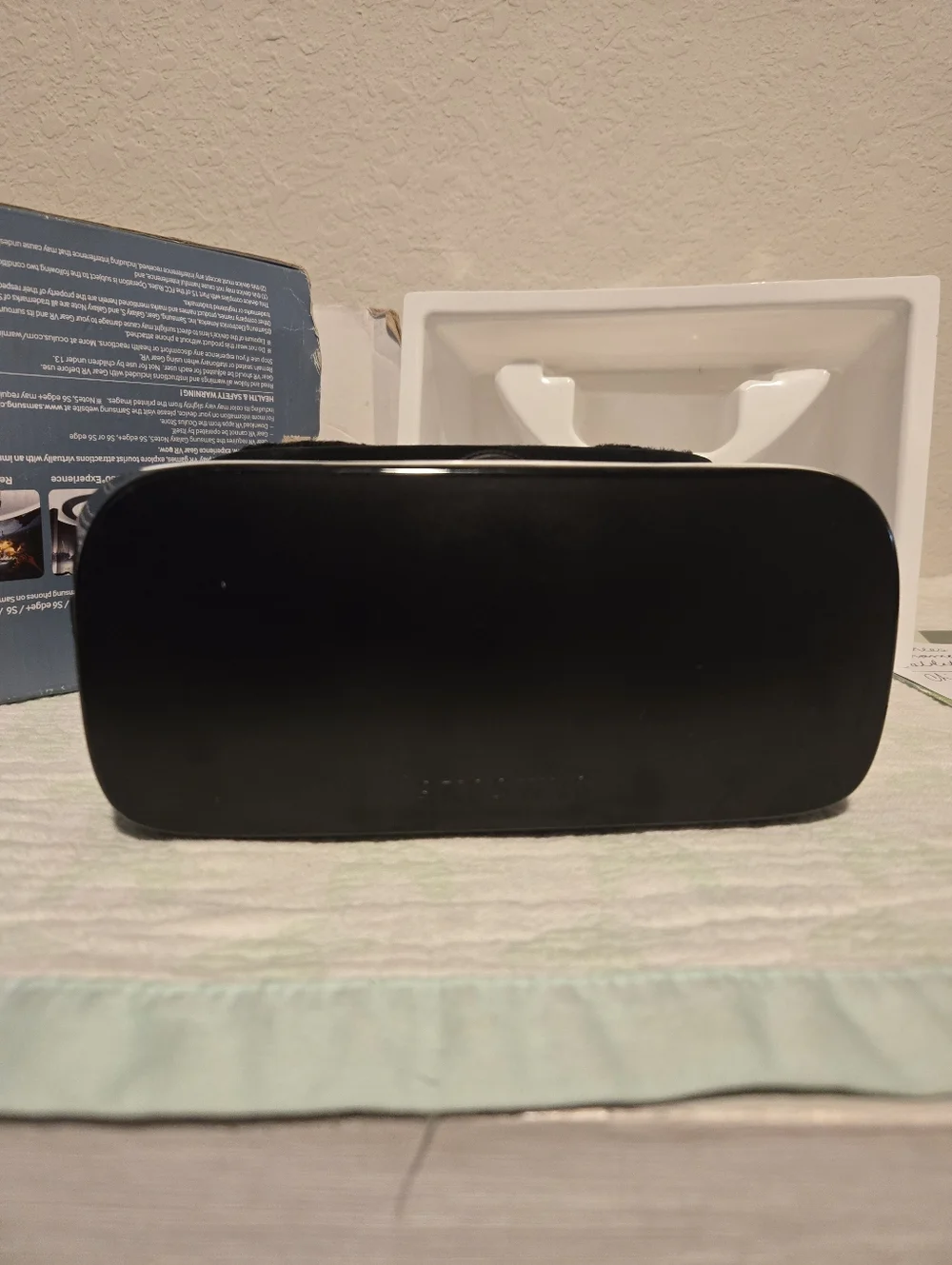 Samsung Gear VR Headset - White and Black Front